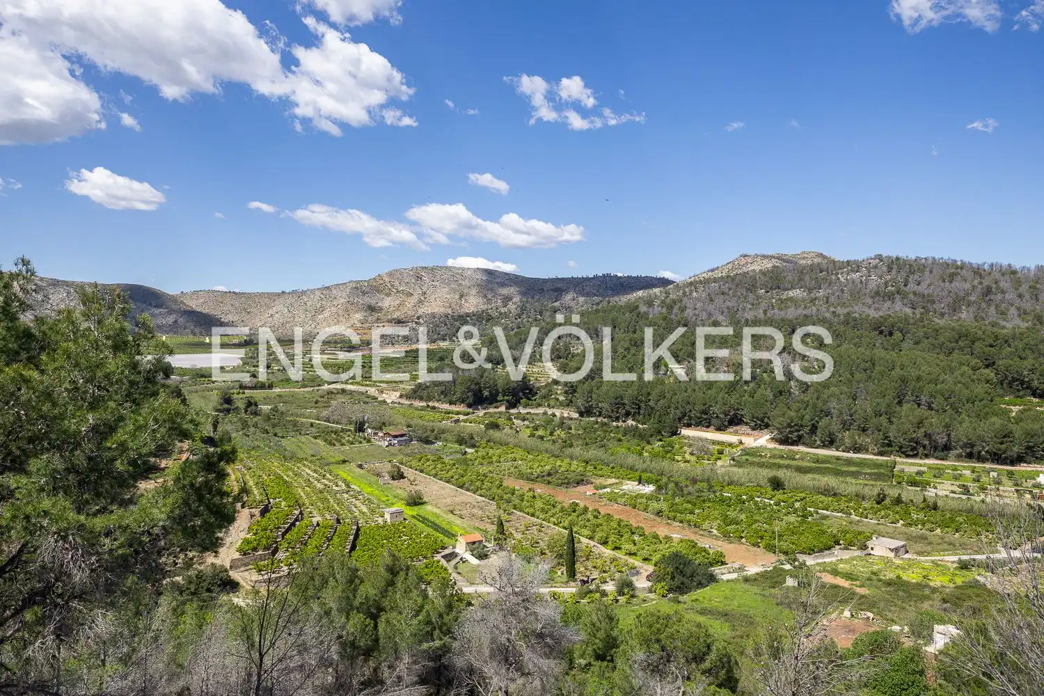 Flat for sale in Ador  with Air Conditioner, Heating and Private garden