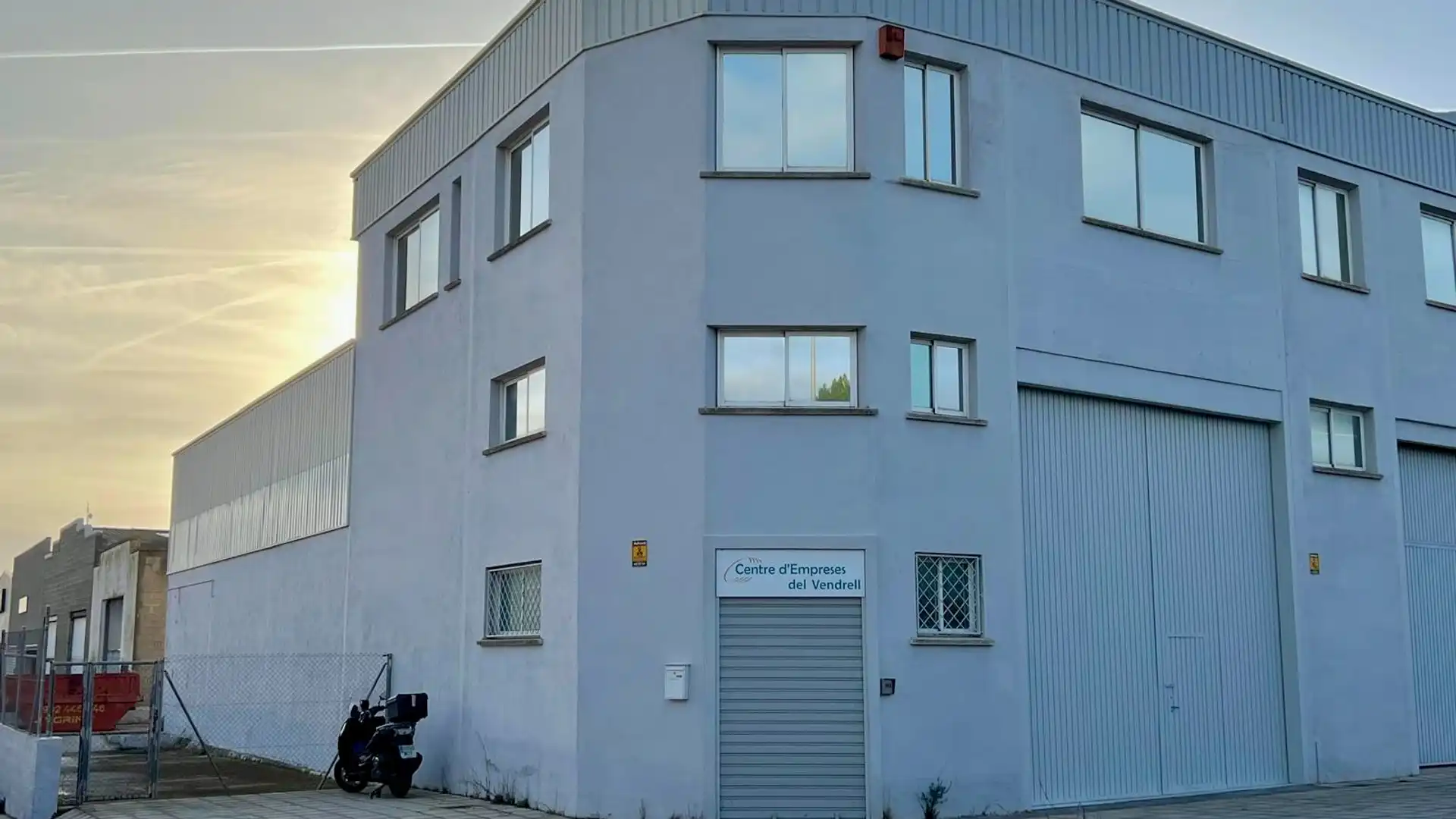 Vista exterior de Nave industrial de alquiler en El Vendrell con Calefacción y Alarma