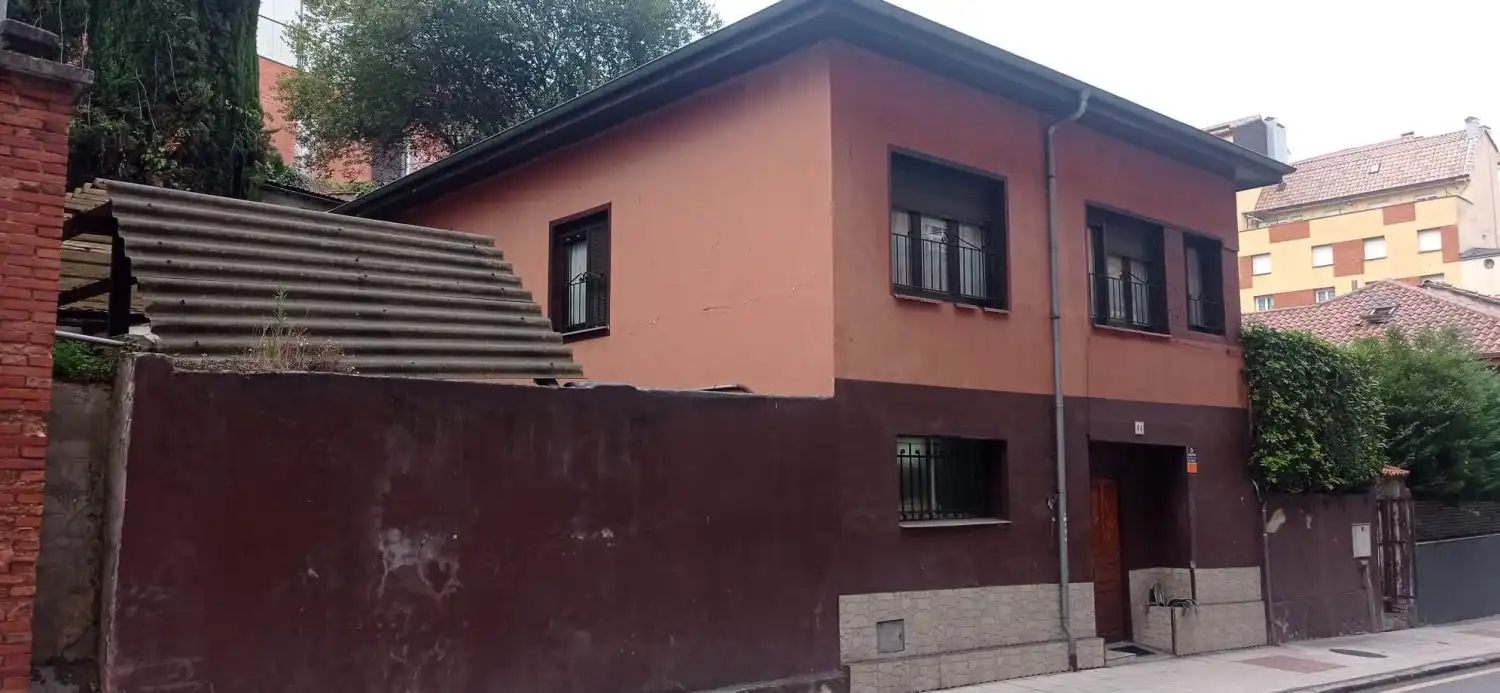Vista exterior de Casa o xalet en venda en Oviedo  amb Calefacció i Parquet