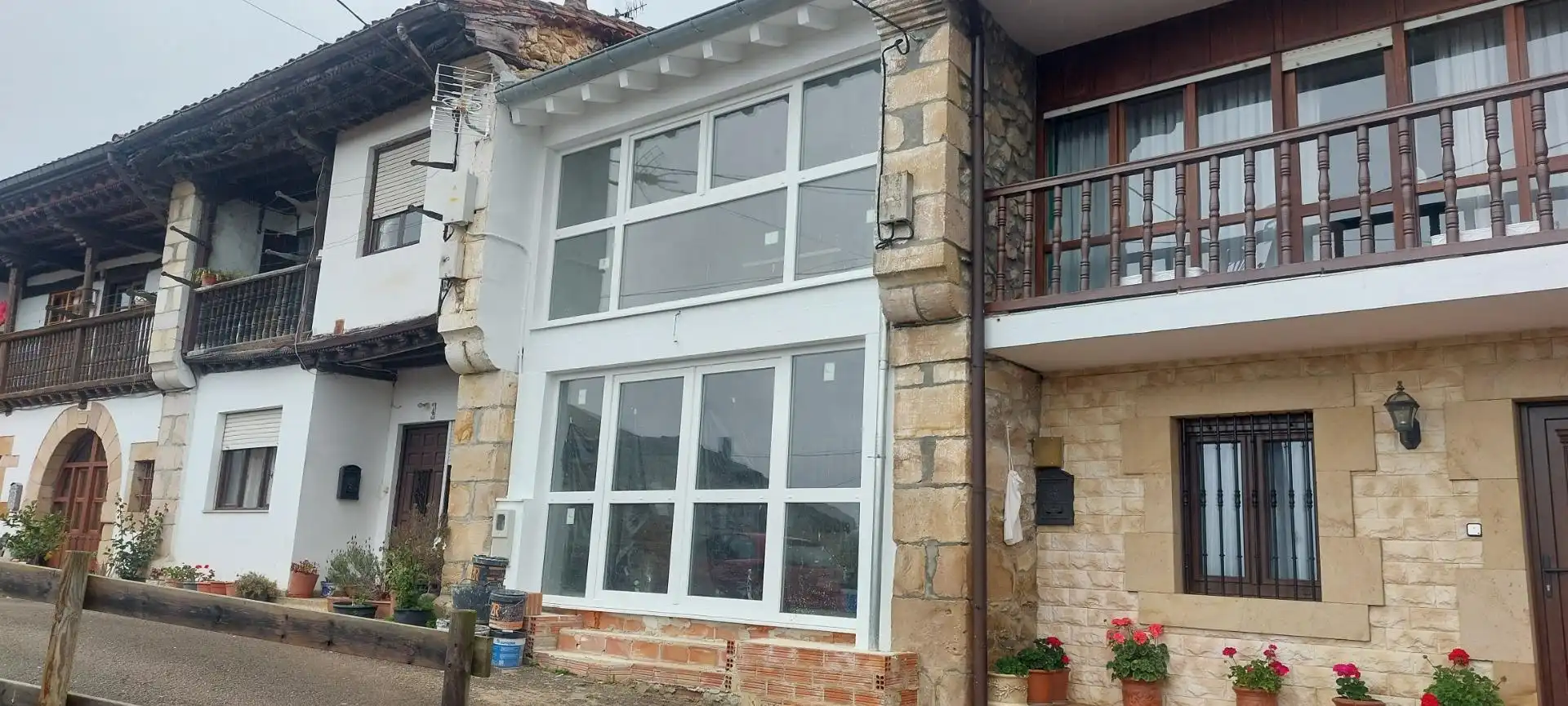Vista exterior de Casa adosada en venda en Udías amb Calefacció