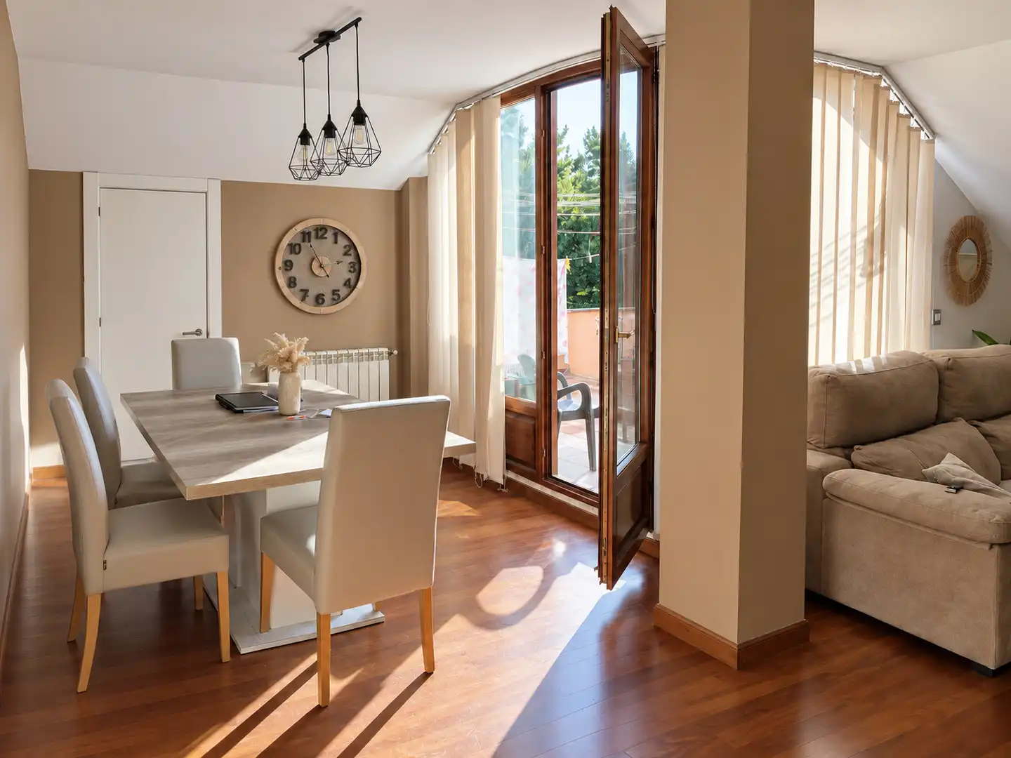 Esszimmer von Dachboden zur Miete in Santa María de Cayón mit Heizung, Terrasse und Abstellraum