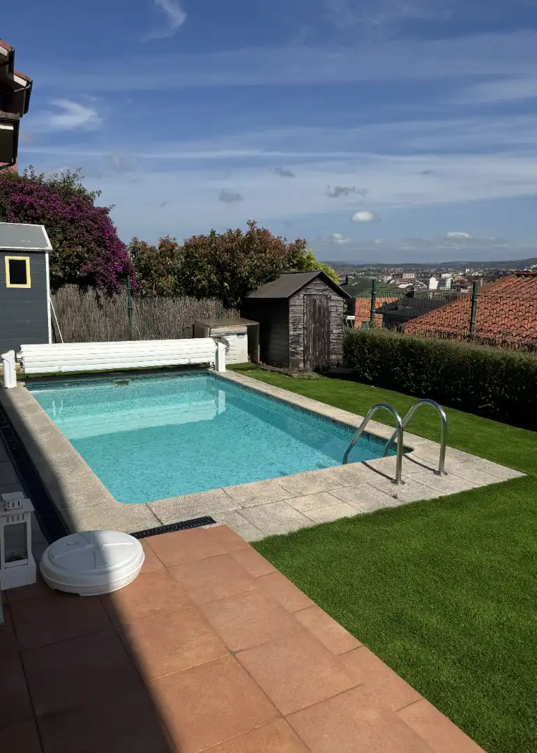 Piscina de Casa o xalet en venda en Avilés amb Calefacció, Jardí privat i Parquet