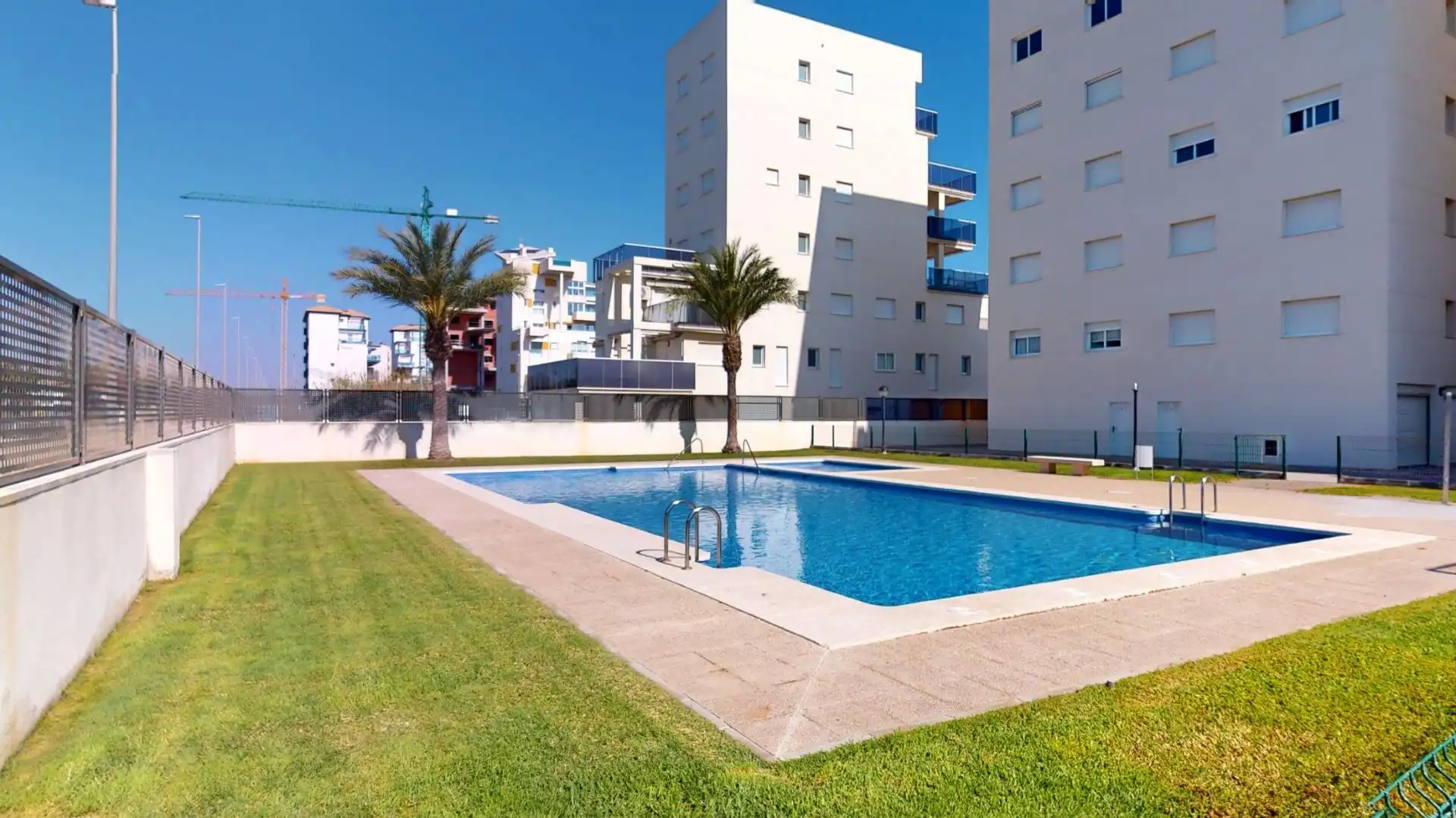 Piscina de Apartament en venda en Oliva amb Aire condicionat, Calefacció i Terrassa