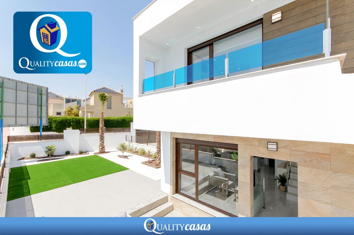 Vista exterior de Casa o xalet en venda en Torrevieja amb Terrassa