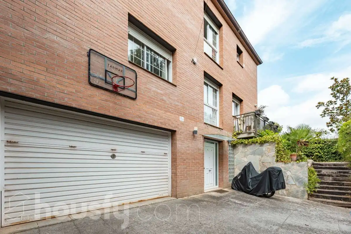 Vista exterior de Casa o xalet en venda en Sant Cugat del Vallès amb Aire condicionat, Calefacció i Jardí privat