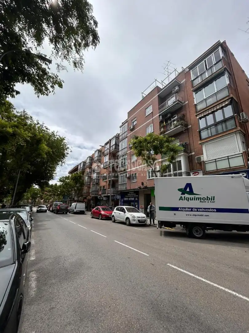Vista exterior de Piso en venta en Madrid con Calefacción y Terraza