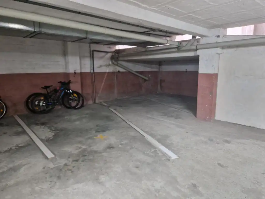 Parkplatz von Garage zum Verkauf in Boiro