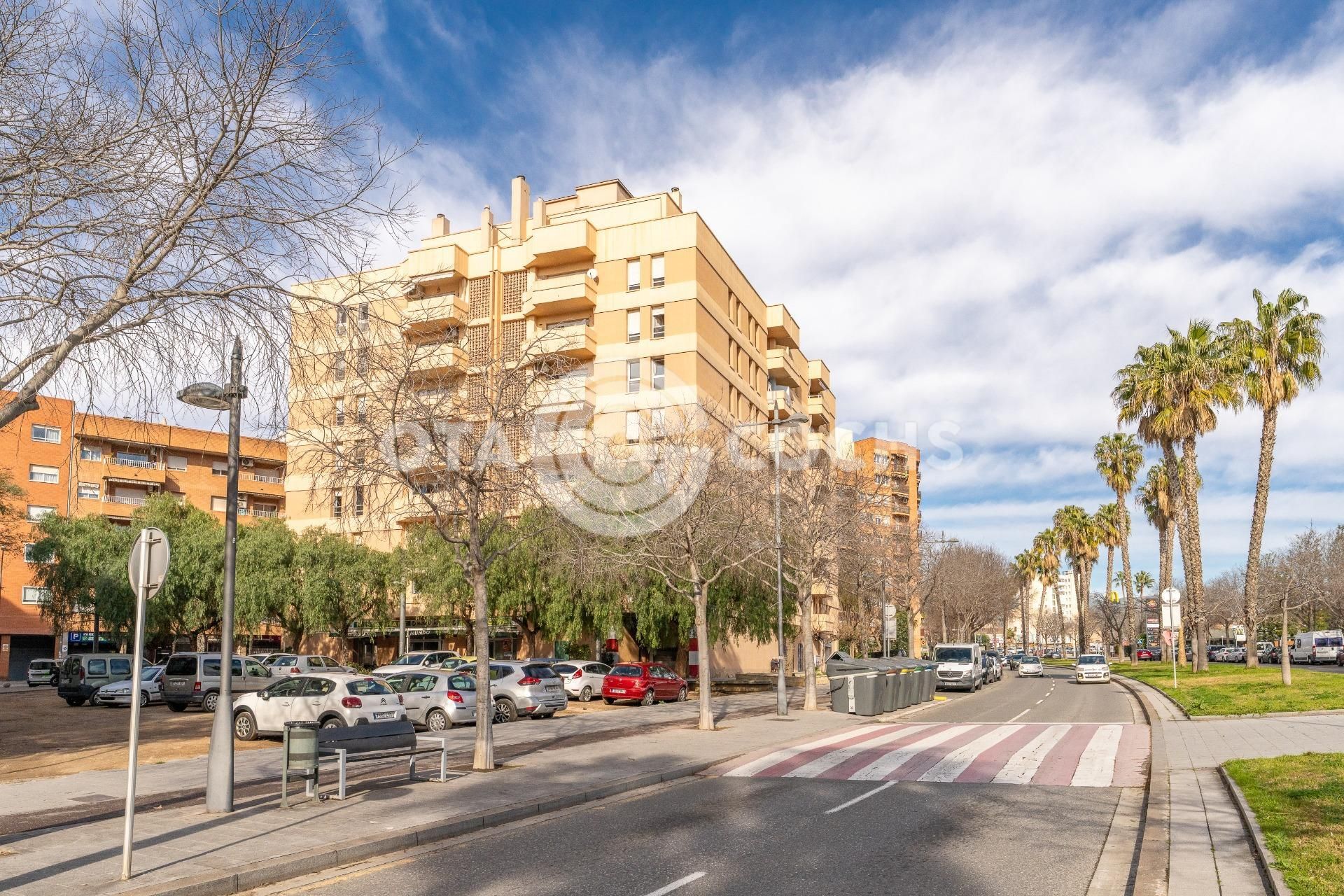 Vista exterior de Àtic en venda en Reus amb Terrassa