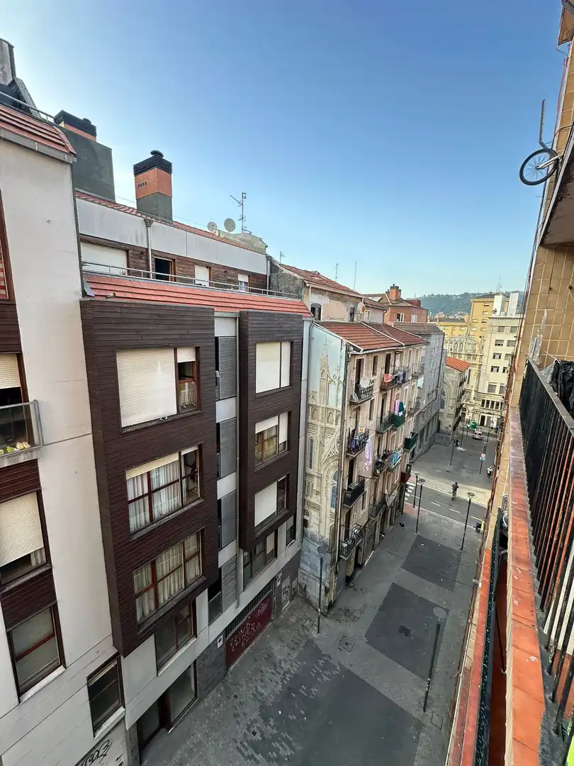 Vista exterior de Piso en venta en Bilbao  con Balcón