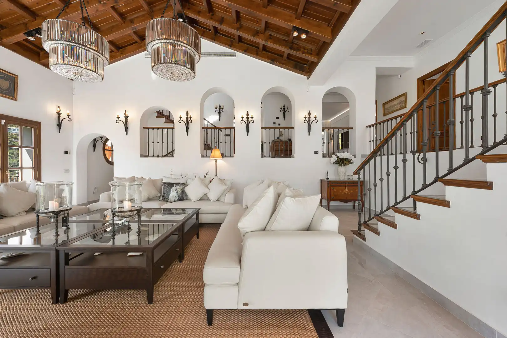 Living room of Houses for sale in Benahavís  with Air Conditioner, Private garden and Swimming Pool