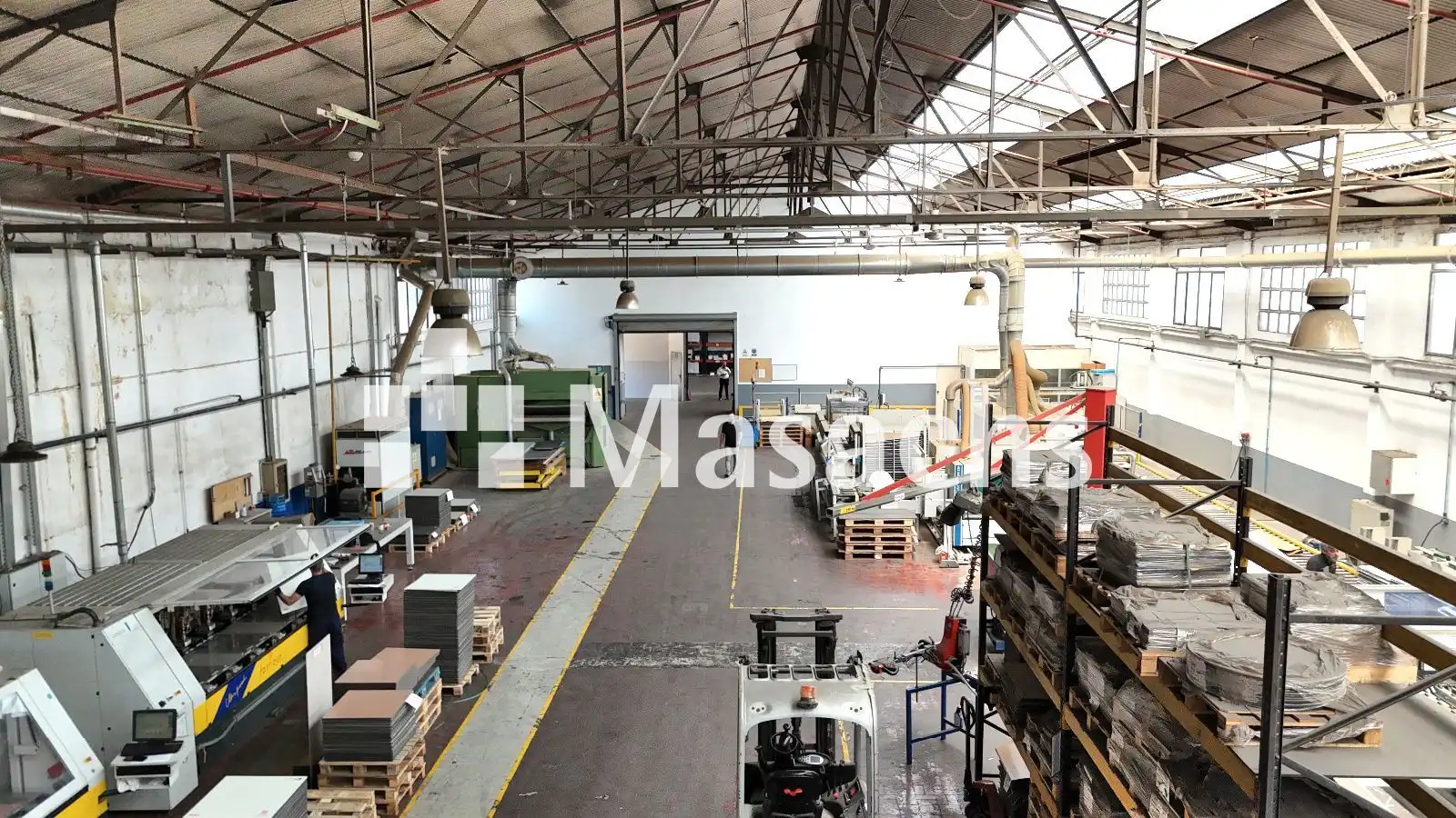 Außenansicht von Fabrikhallen zur Miete in Martorelles