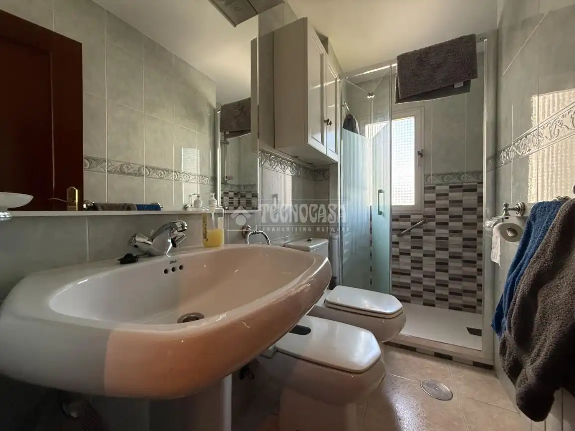 Bathroom of Flat for sale in Madrid  with Air Conditioner, Heating and Parquet flooring