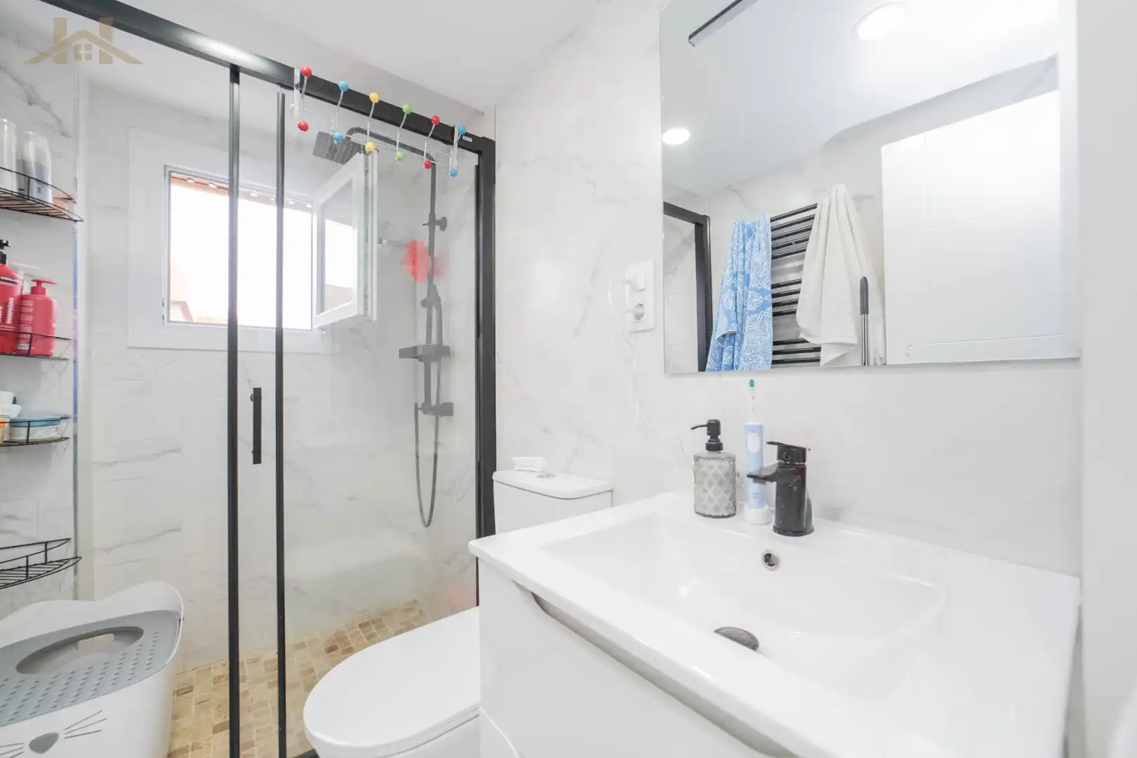 Bathroom of Flat for sale in Parla  with Air Conditioner and Swimming Pool