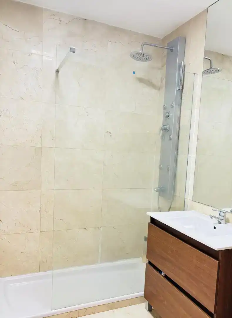 Badezimmer von Wohnung zum Verkauf in Pinto mit Klimaanlage und Balkon