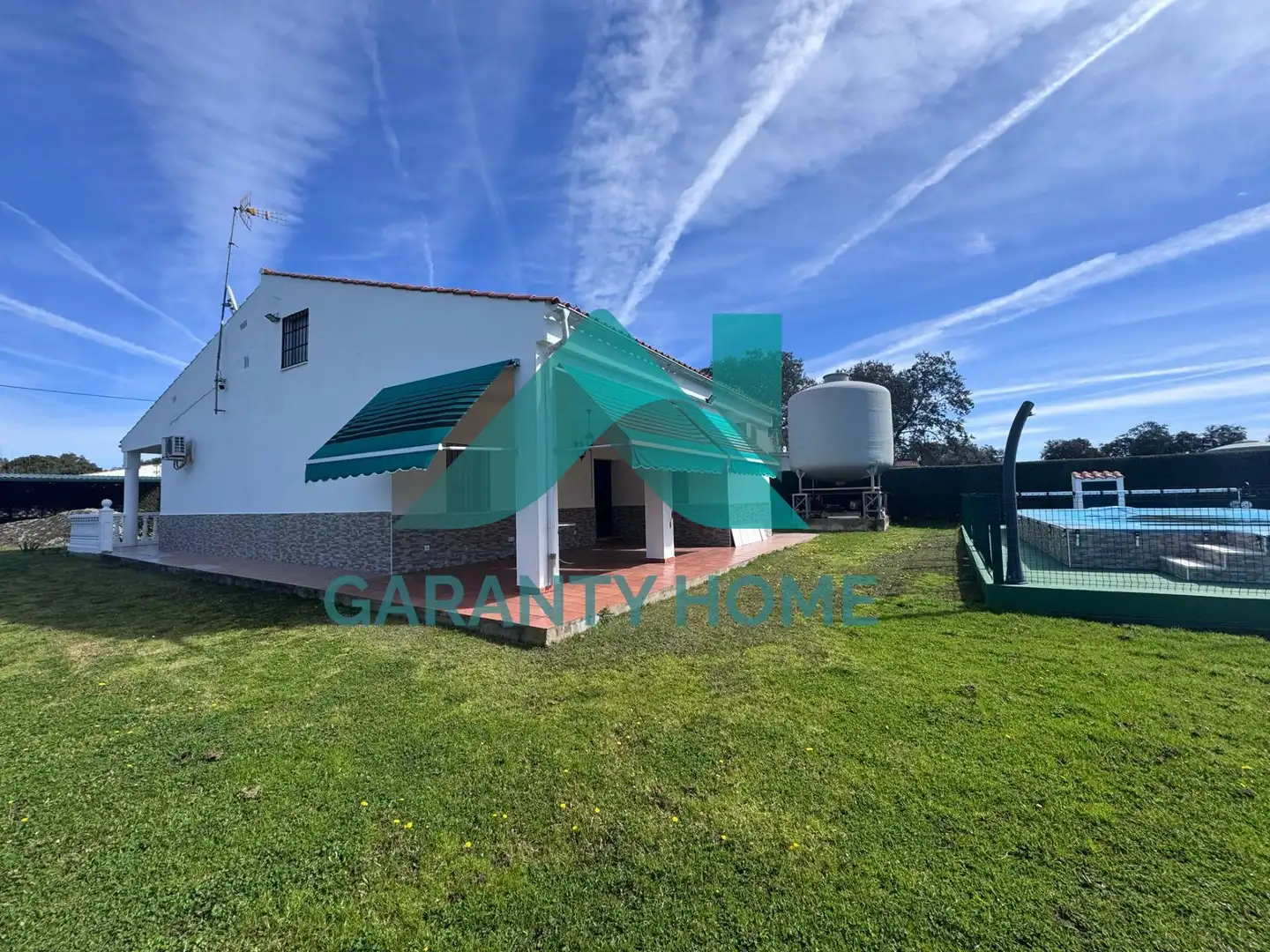 Vista exterior de Casa o xalet en venda en Cáceres amb Calefacció, Jardí privat i Traster