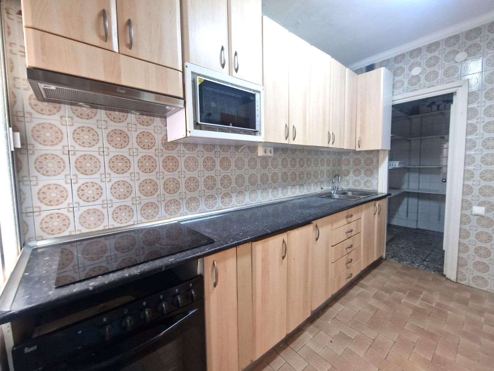 Kitchen of Flat to share in Plasencia  with Air Conditioner and Heating