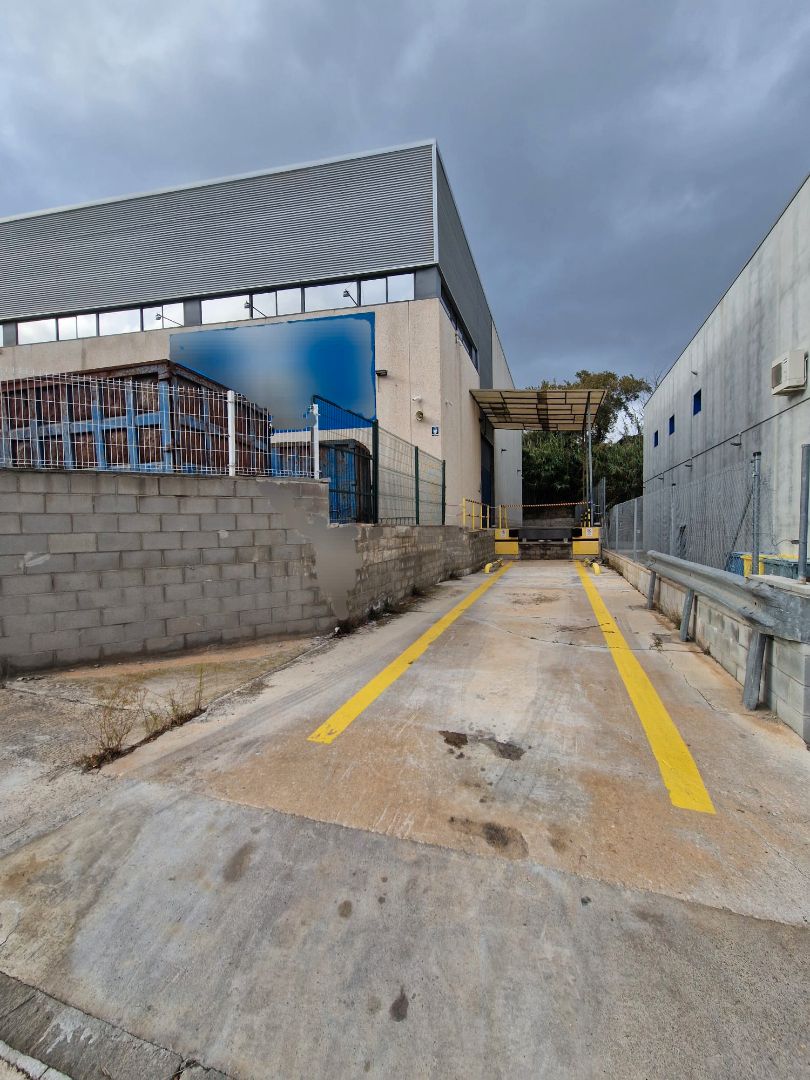 Vista exterior de Nau industrial de lloguer en Sant Esteve Sesrovires amb Calefacció