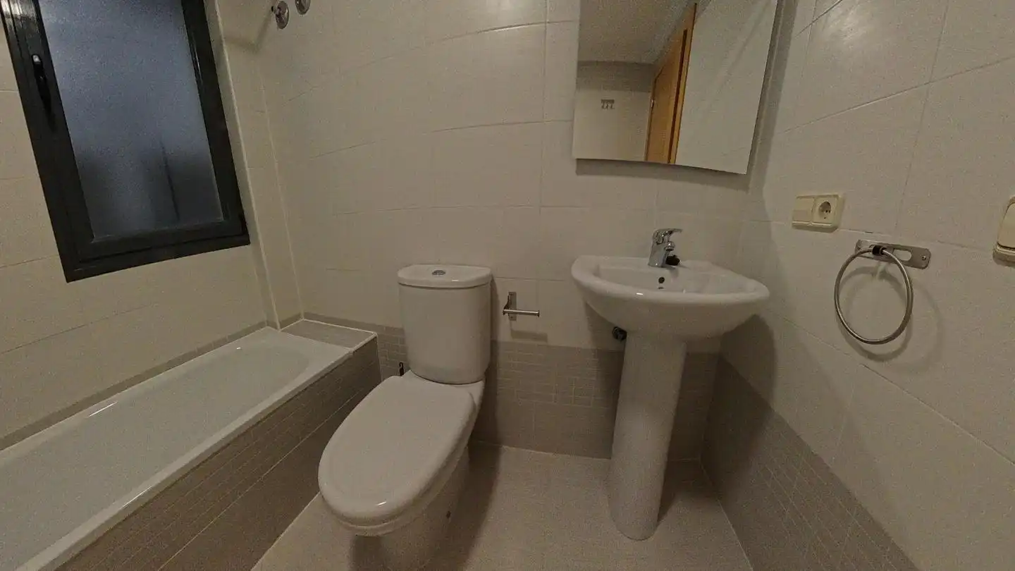 Baño de Piso de alquiler en Albacete con Calefacción, Terraza y Trastero