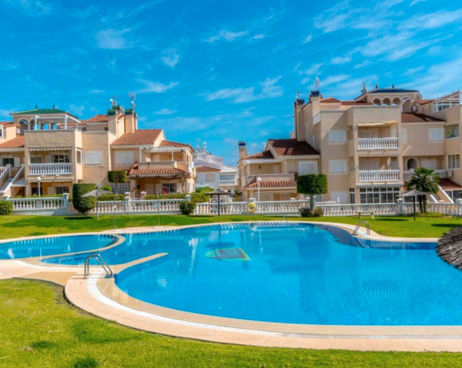 Piscina de Casa adosada en venda en Orihuela amb Aire condicionat, Piscina i Internet
