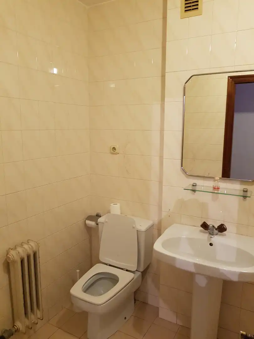 Baño de Piso de alquiler en Santiago de Compostela  con Calefacción, Parquet y Amueblado