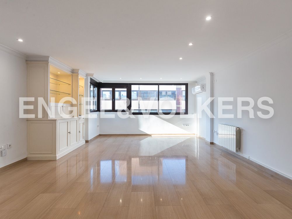 Exterior view of Apartment to rent in  Valencia Capital  with Air Conditioner, Heating and Balcony