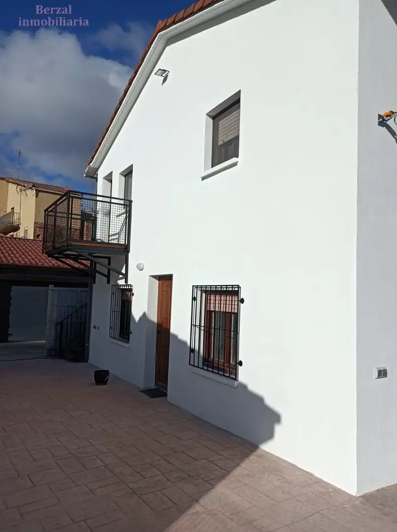 Vista exterior de Casa o xalet en venda en Matute amb Terrassa, Moblat i Balcó