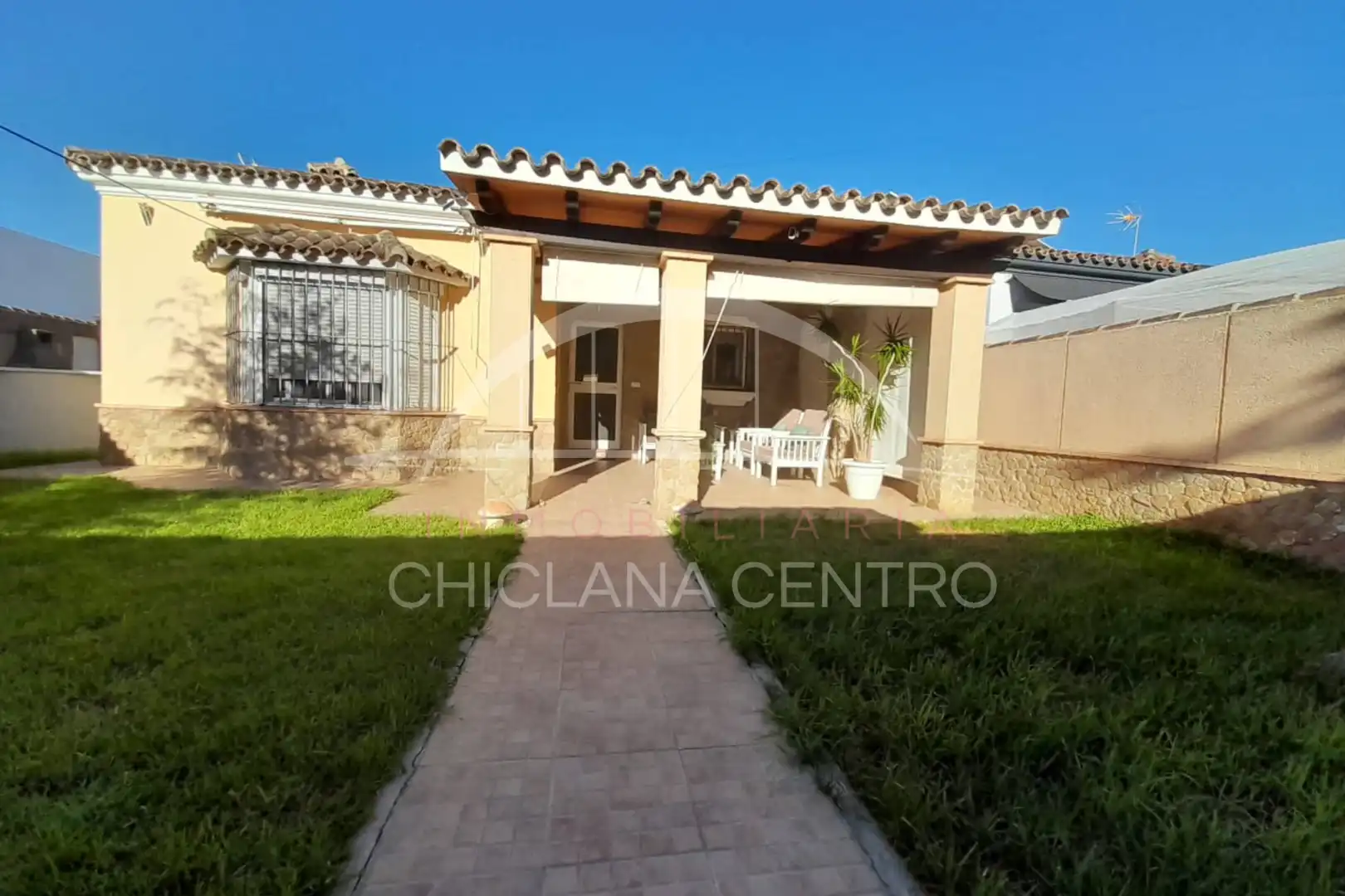 Vista exterior de Casa o xalet en venda en Chiclana de la Frontera amb Jardí privat, Traster i Piscina