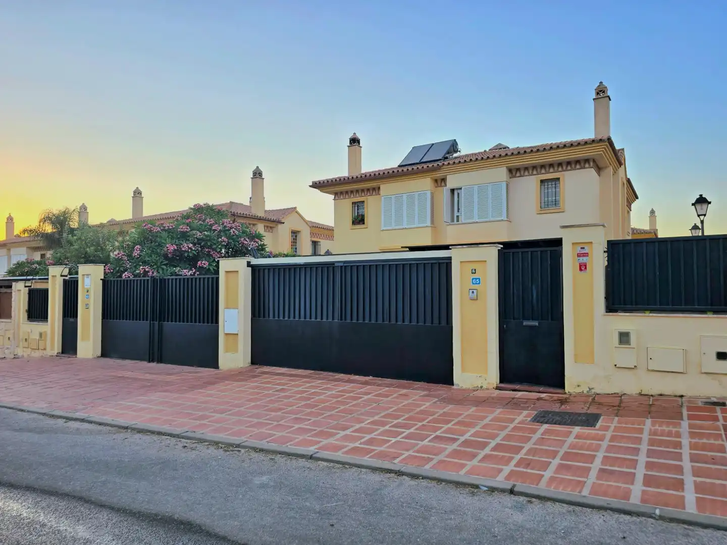 Vista exterior de Casa adosada en venda en Alhaurín de la Torre amb Aire condicionat, Calefacció i Terrassa