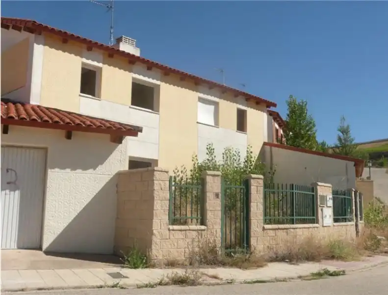 Vista exterior de Casa adosada en venda en Cardeñadijo amb Jardí privat
