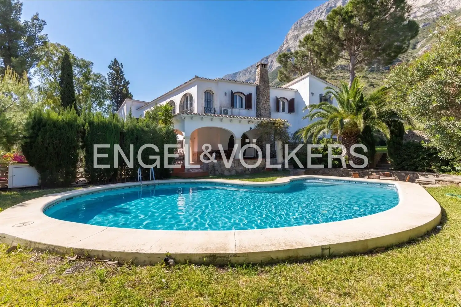 Vista exterior de Casa o xalet en venda en Dénia amb Aire condicionat, Calefacció i Jardí privat