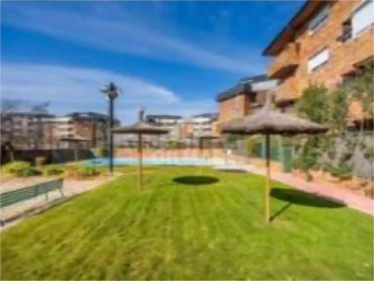 Vista exterior de Pis per a compartir en Pozuelo de Alarcón amb Aire condicionat, Parquet i Piscina
