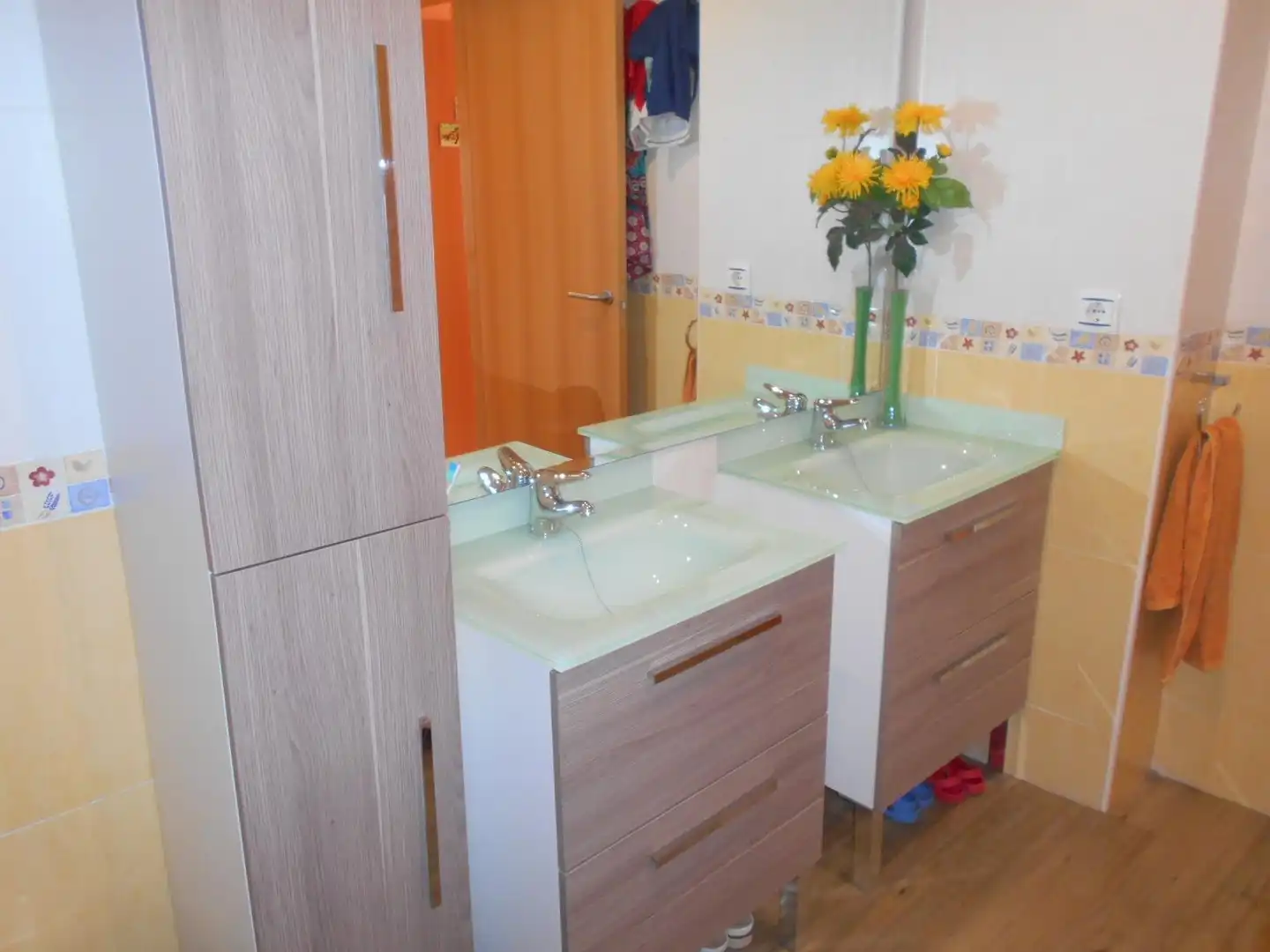 Baño de Piso de alquiler en Oliva con Aire acondicionado, Amueblado y Balcón