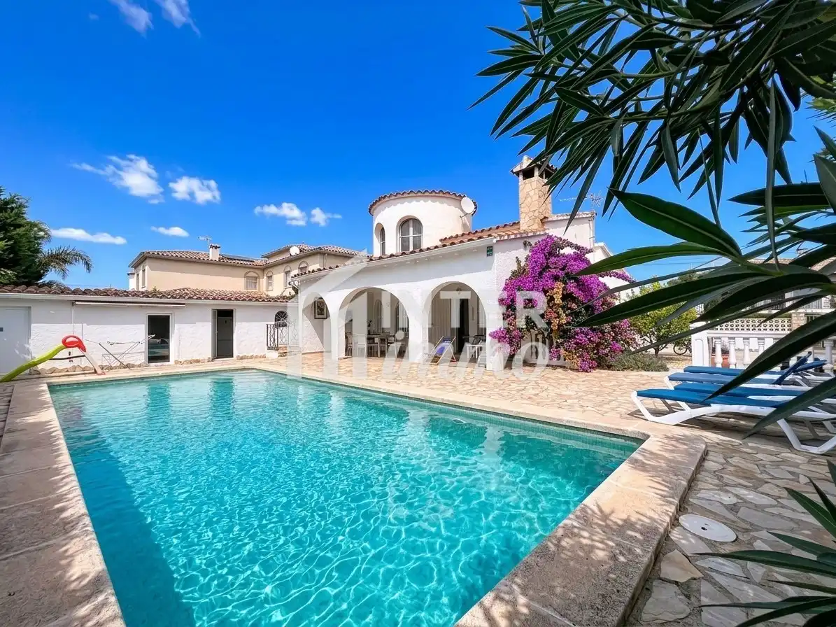 Casa amb piscina en venda a SECTOR ALBERES 108