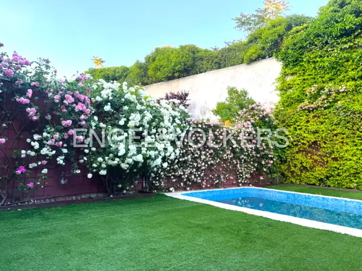 Piscina de Casa adosada en venda en Pozuelo de Alarcón amb Aire condicionat, Calefacció i Jardí privat