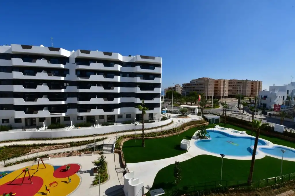 Vista exterior de Apartamento en venta en Elche / Elx con Calefacción, Terraza y Piscina