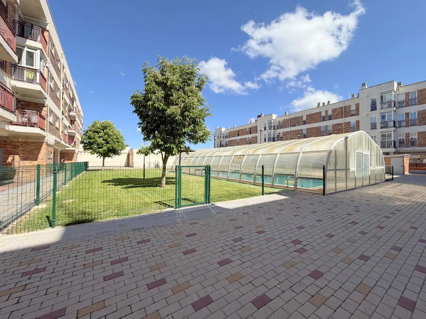 Piscina de Piso en venta en Ávila con Calefacción, Trastero y Amueblado