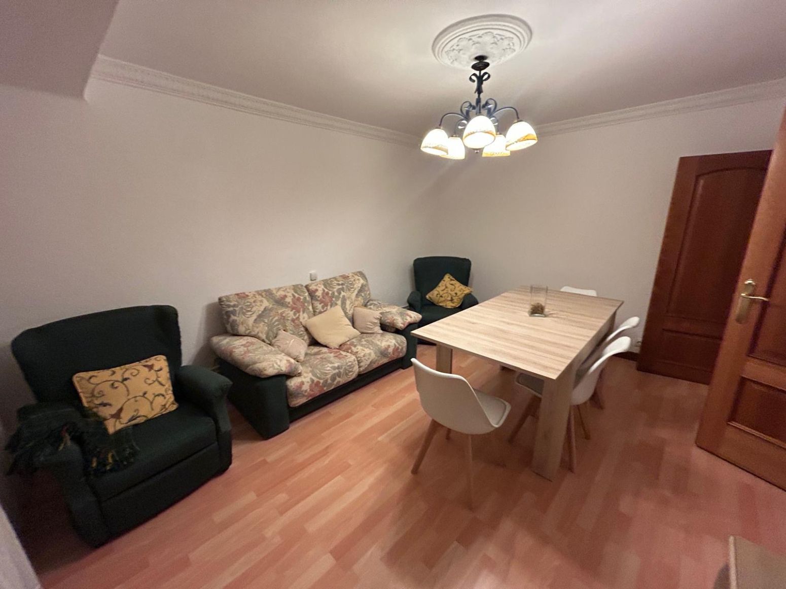 Menjador de Pis de lloguer en Torrelavega  amb Calefacció i Parquet