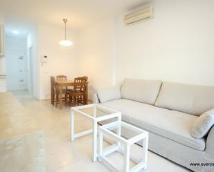 Living room of Flat to rent in  Madrid Capital  with Air Conditioner, Heating and Parquet flooring