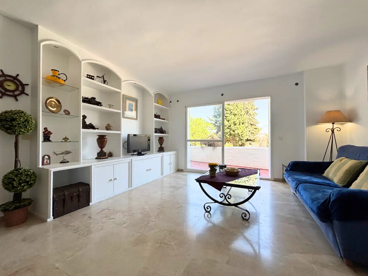 Living room of Flat for sale in Marbella  with Air Conditioner, Private garden and Terrace