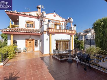 Villa mit Balkon zum Verkauf in Altos de la Zubia