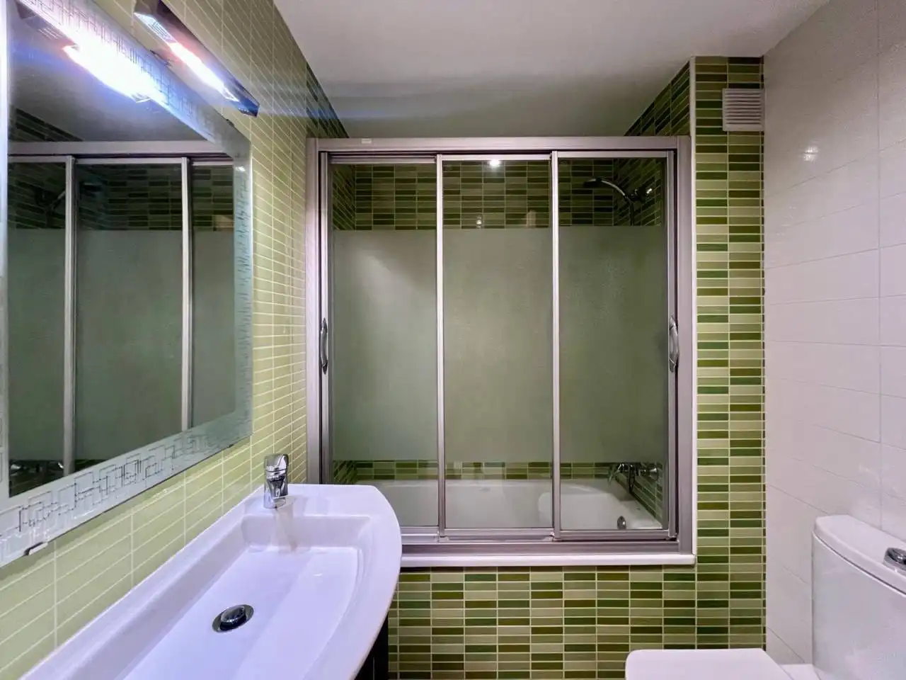 Baño de Piso de alquiler en Torrelavit con Aire acondicionado, Calefacción y Terraza