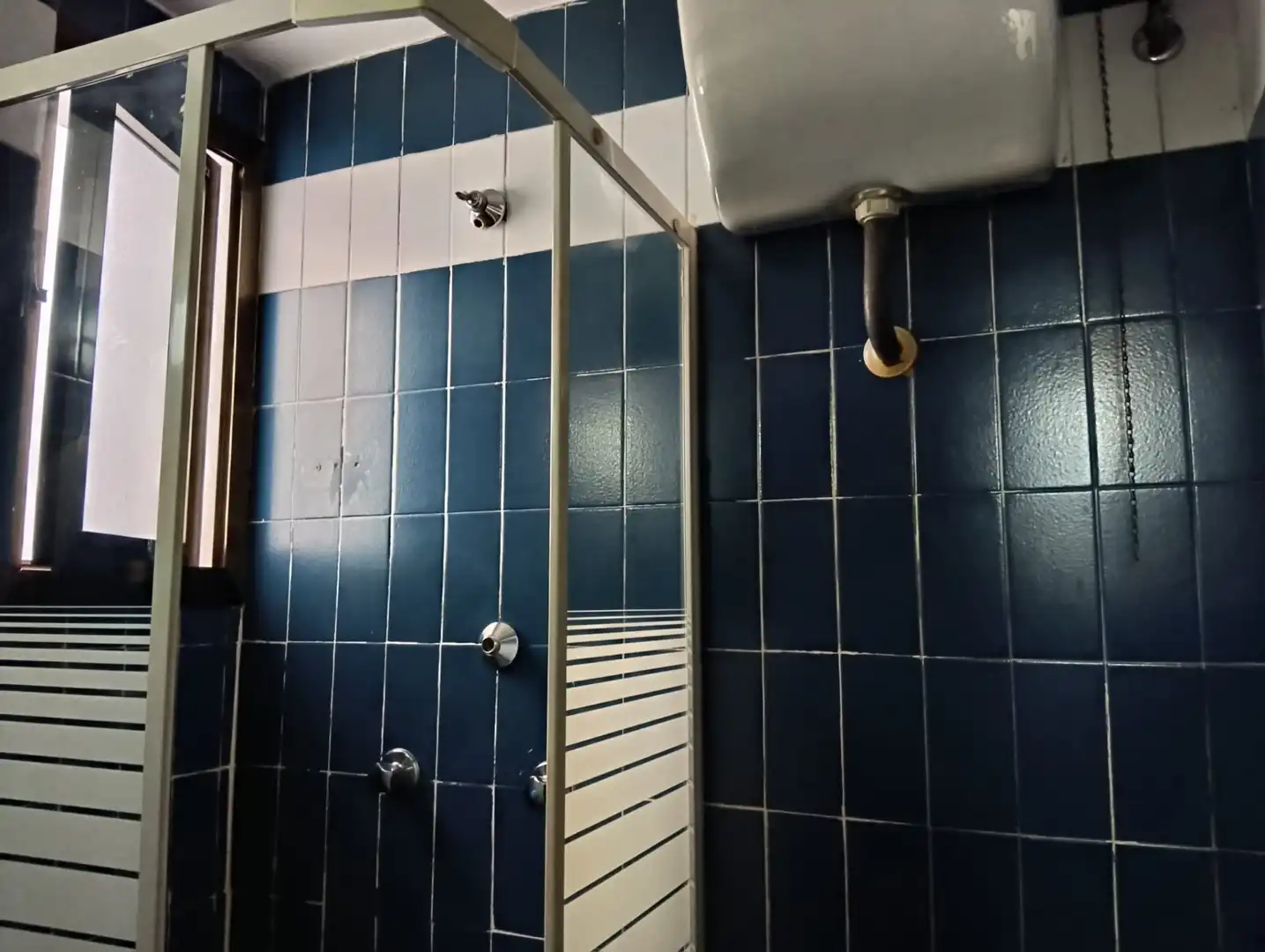 Bathroom of Flat for sale in Sevilla  with Air Conditioner, Terrace and Balcony