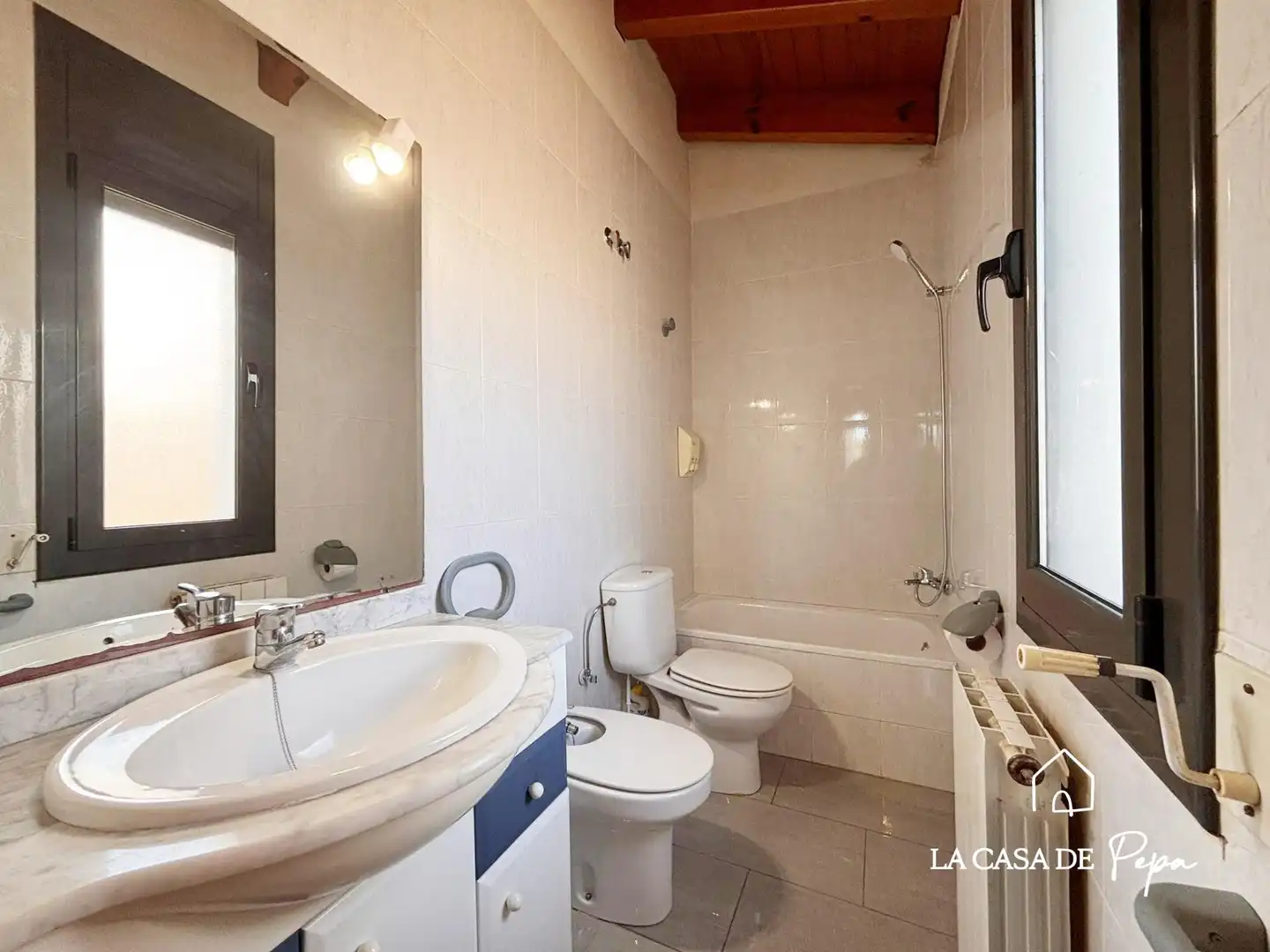 Badezimmer von Haus oder Chalet zum Verkauf in Begues mit Heizung und Schwimmbad