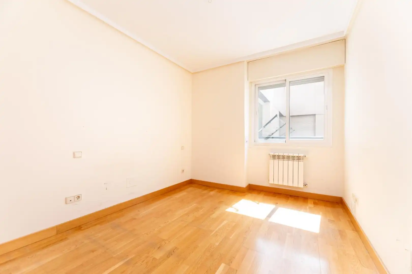 Bedroom of Flat for rent in Pozuelo de Alarcón  with Air Conditioner, Heating and Private garden