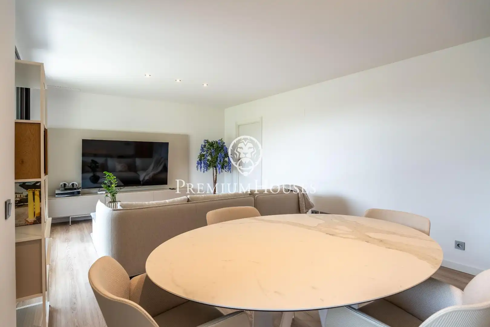Wohnzimmer von Erdgeschoss zum Verkauf in Sitges mit Klimaanlage, Privatgarten und Parkett