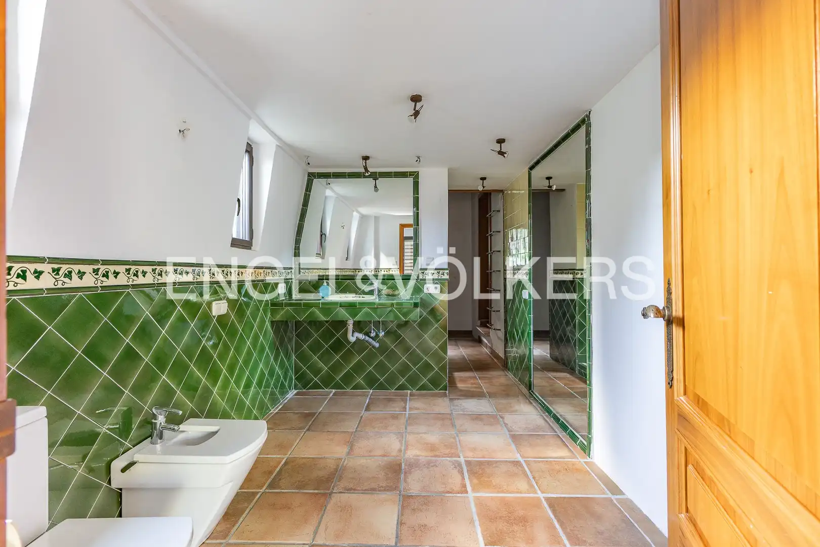 Bathroom of Houses for sale in Barcelona  with Heating, Private garden and Parquet flooring