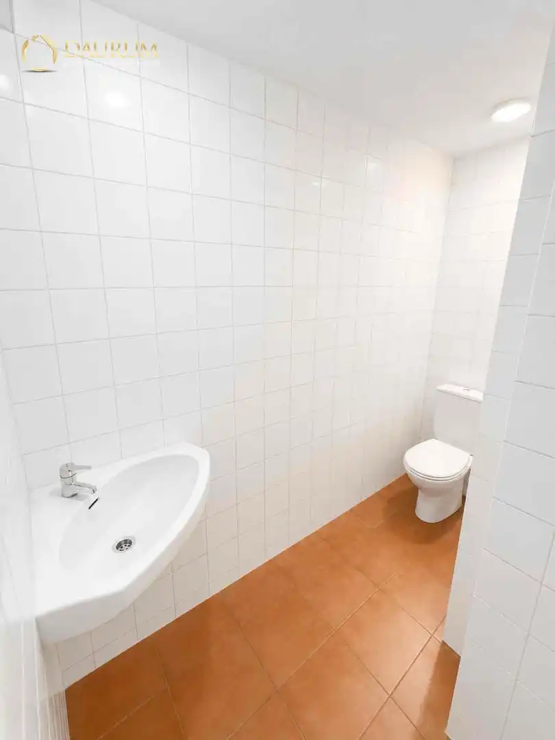 Badezimmer von Geschaftsraum zum Verkauf in Sevilla mit Klimaanlage und Alarm