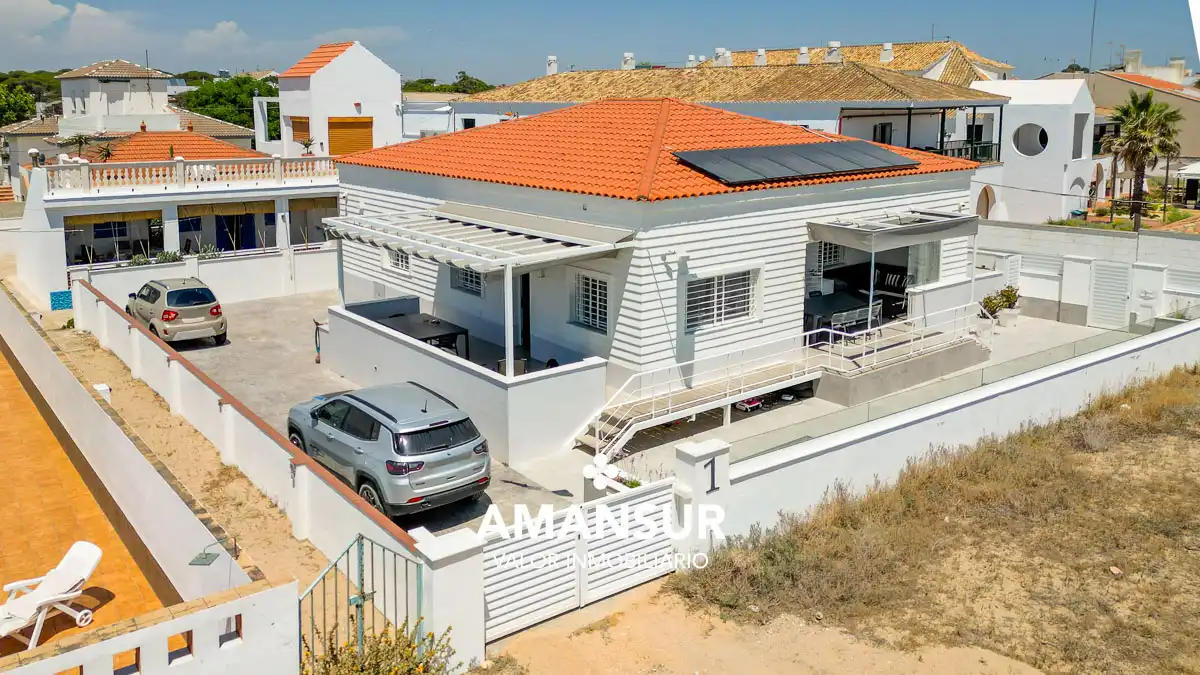 Vista exterior de Casa o xalet en venda en Punta Umbría amb Aire condicionat, Calefacció i Terrassa