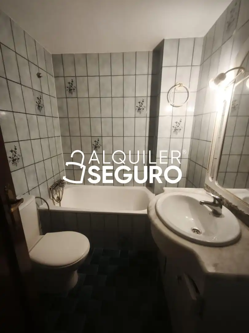 Bathroom of Flat for rent in Zaragoza  with Heating, Terrace and Storage room