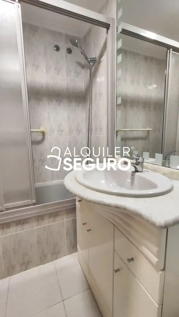 Badezimmer von Wohnung zur Miete in Valencia mit Klimaanlage und Terrasse